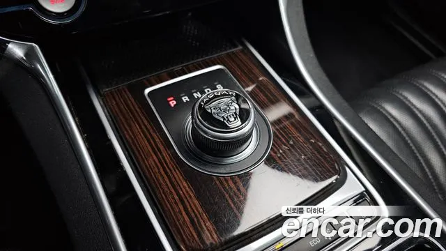 Jaguar XF 2017 — фото 9