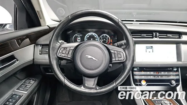 Jaguar XF 2017 — фото 13