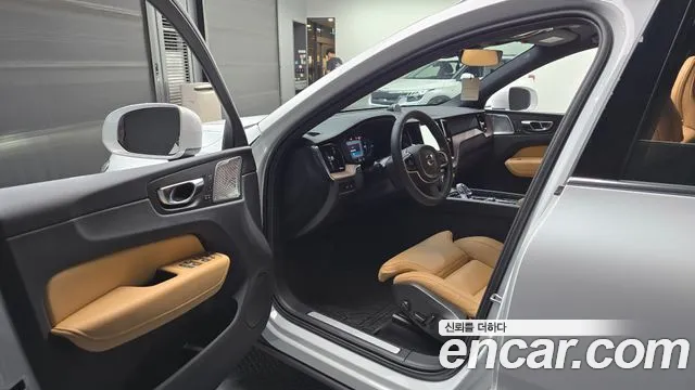 Volvo XC60 2025 — фото 10