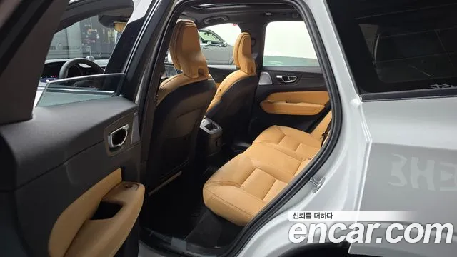 Volvo XC60 2025 — фото 11