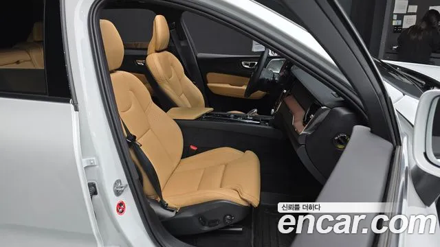 Volvo XC60 2025 — фото 12