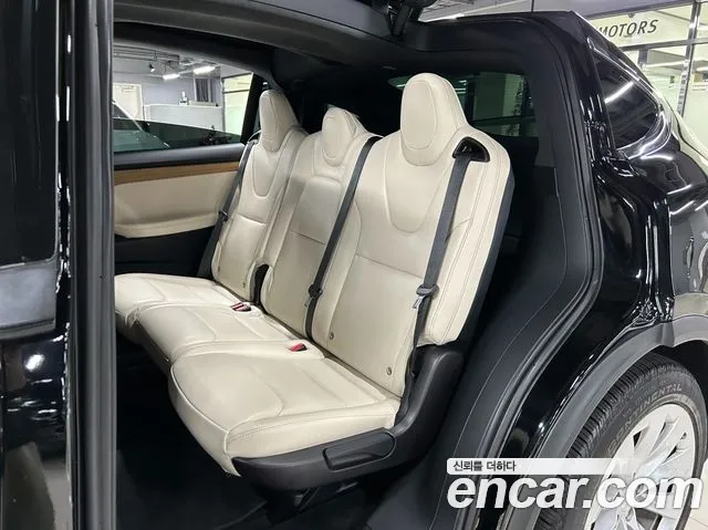 Tesla Model X 2020 — фото 12
