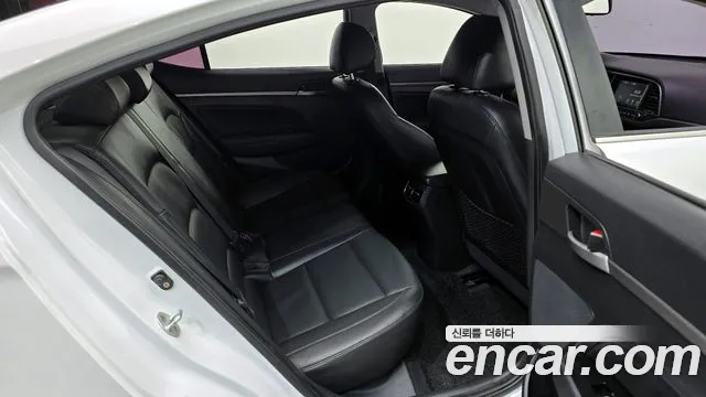 Hyundai AVANTE 2016 — фото 13