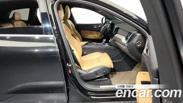 Volvo XC60 2020 — фото 11
