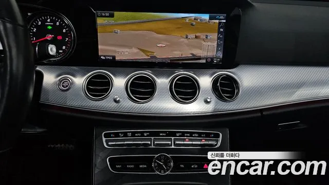 Mercedes-Benz E-Class 2020 — фото 15