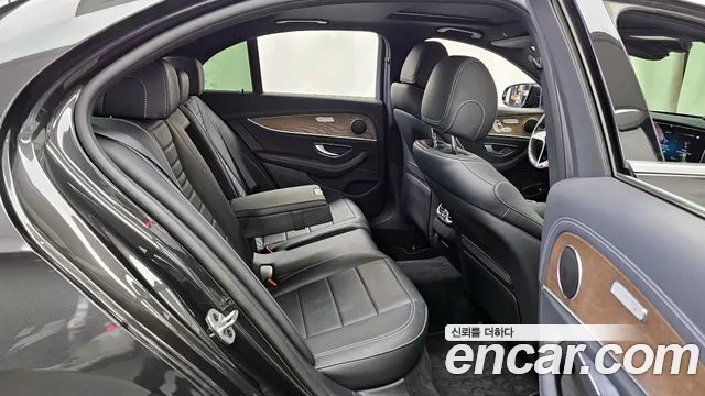 Mercedes-Benz E-Class 2021 — фото 12