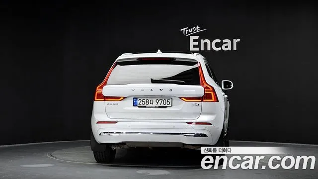 Volvo XC60 2023 — фото 4