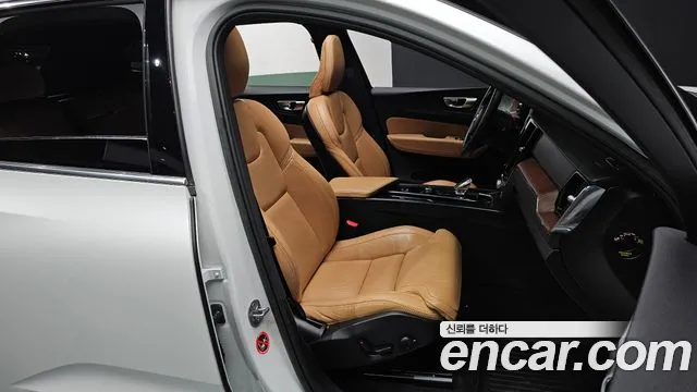 Volvo XC60 2023 — фото 10