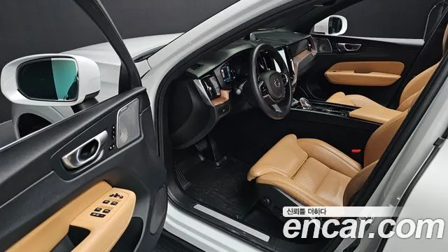 Volvo XC60 2023 — фото 11