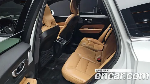 Volvo XC60 2023 — фото 12