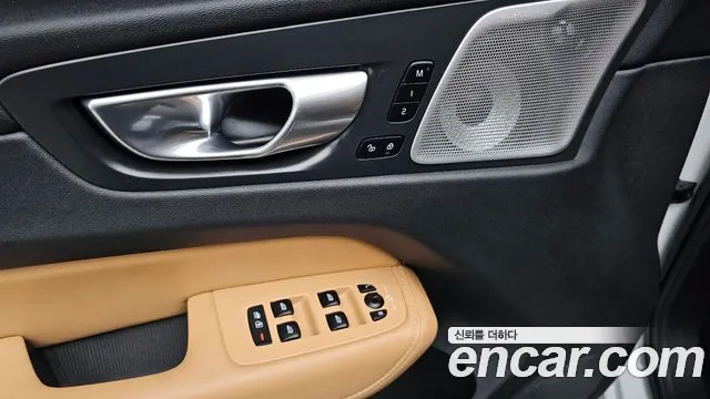 Volvo XC60 2023 — фото 17