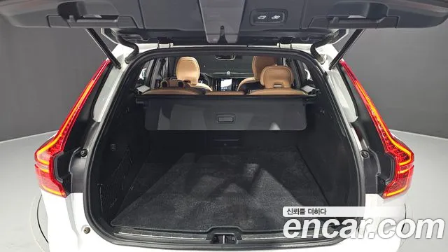 Volvo XC60 2023 — фото 20