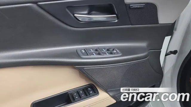 Jaguar XE 2016 — фото 12
