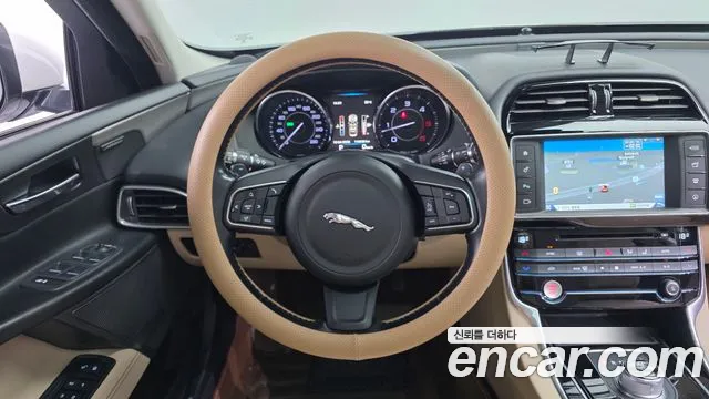Jaguar XE 2016 — фото 14