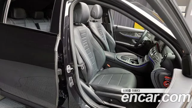 Mercedes-Benz E-Class 2023 — фото 12