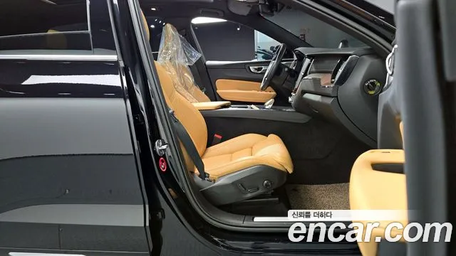 Volvo XC60 2022 — фото 11