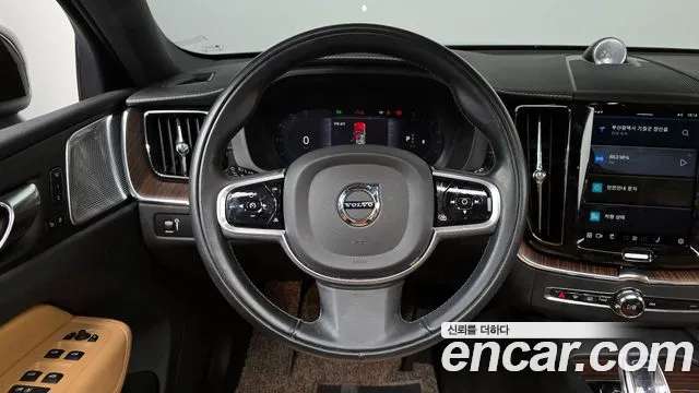 Volvo XC60 2022 — фото 13