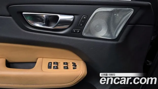 Volvo XC60 2022 — фото 18