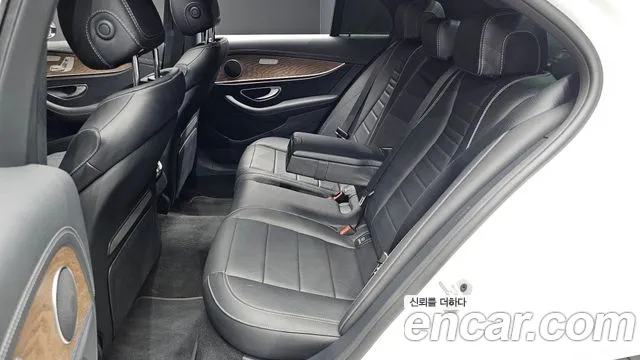 Mercedes-Benz E-Class 2023 — фото 12