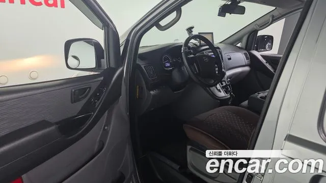 Hyundai Starex 2017 — фото 11