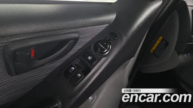 Hyundai Starex 2017 — фото 16