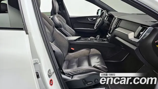 Volvo XC60 2021 — фото 10