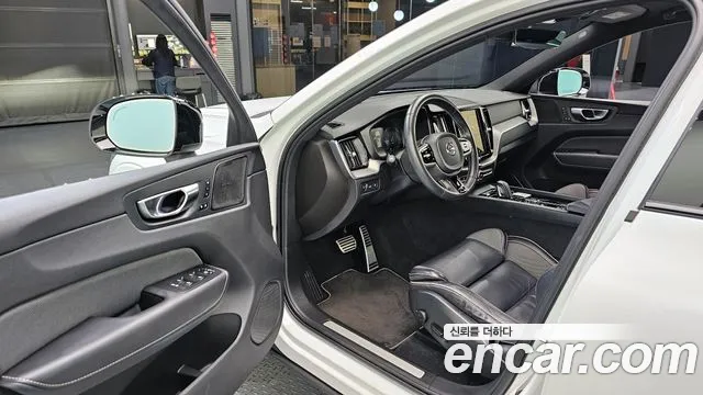 Volvo XC60 2021 — фото 11