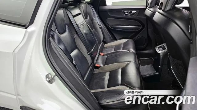Volvo XC60 2021 — фото 12