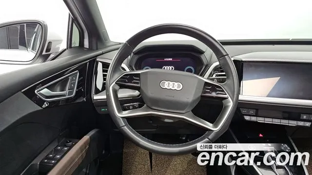 Audi Q4 e-tron 2022 — фото 13