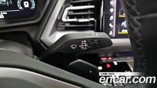 Audi Q4 e-tron 2022 — фото 19