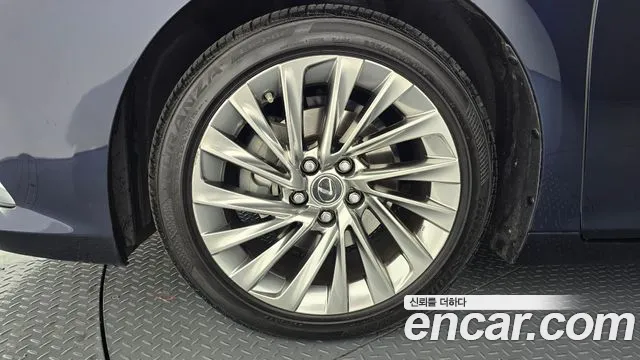 Lexus ES 2020 — фото 5