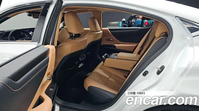 Lexus ES 2023 — фото 11