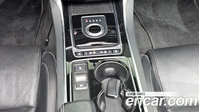 Jaguar XE 2016 — фото 9