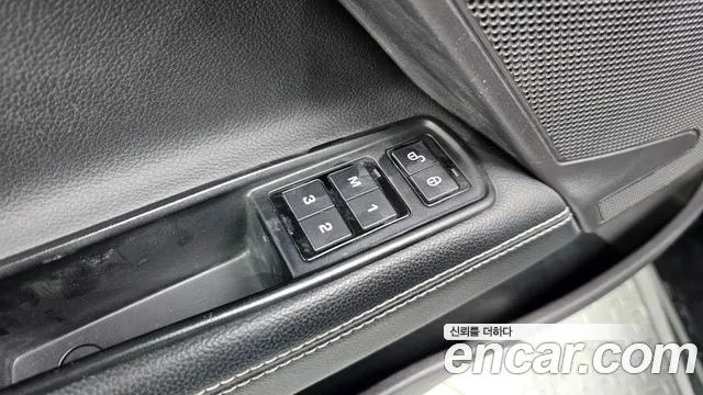 Jaguar XE 2016 — фото 19