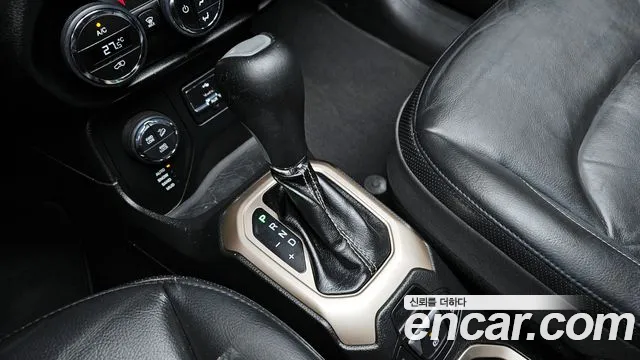 Jeep Renegade 2016 — фото 9