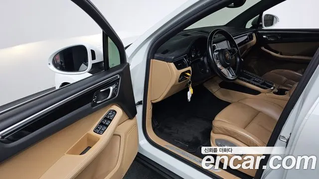 Porsche Macan 2017 — фото 11