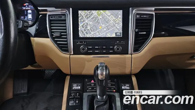 Porsche Macan 2017 — фото 14