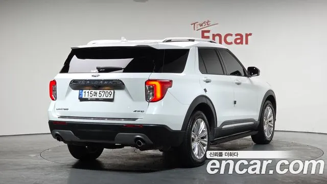 Ford Explorer 2022 — фото 1