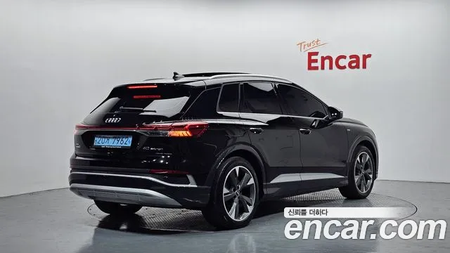 Audi Q4 e-tron 2022 — фото 2