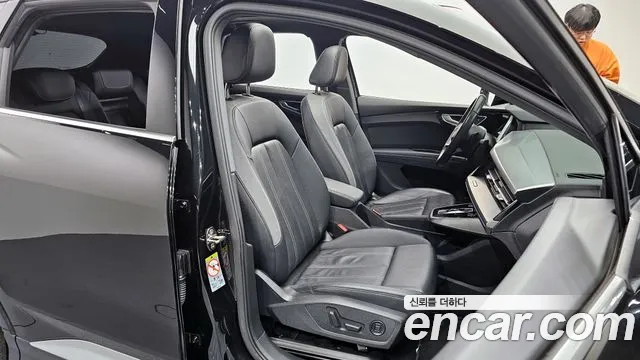 Audi Q4 e-tron 2022 — фото 12