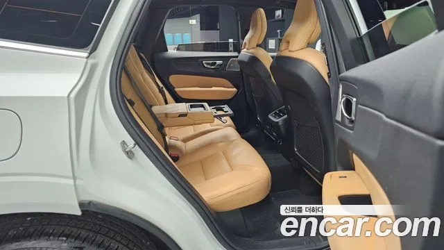 Volvo XC60 2020 — фото 12