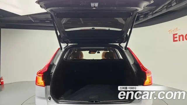 Volvo XC60 2020 — фото 20