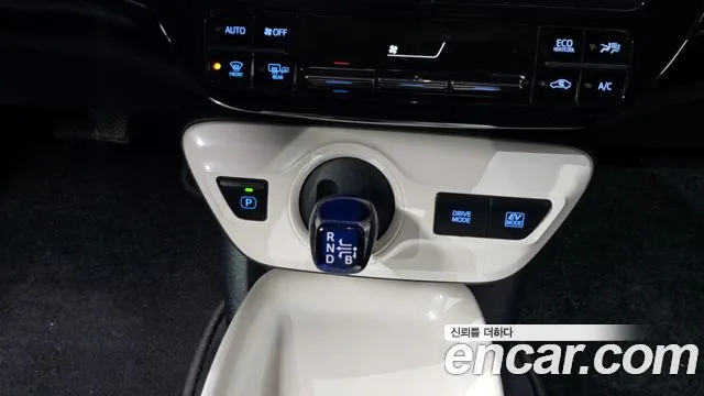 Toyota Prius 2016 — фото 9