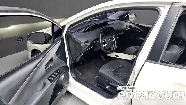 Toyota Prius 2016 — фото 10