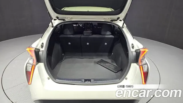 Toyota Prius 2016 — фото 20