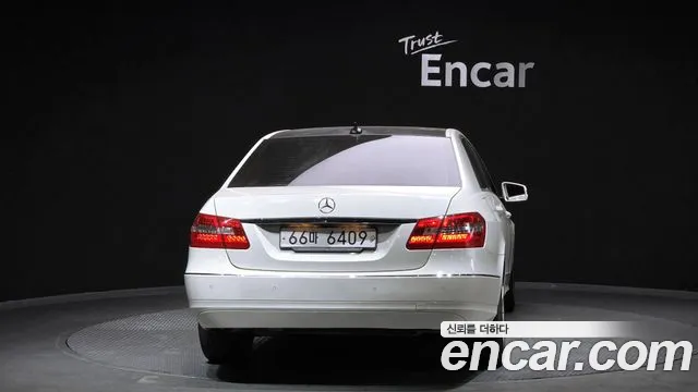 Mercedes-Benz E-Class 2011 — фото 4