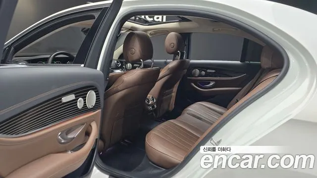 Mercedes-Benz E-Class 2023 — фото 12