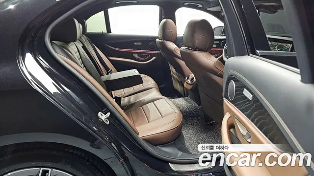 Mercedes-Benz E-Class 2023 — фото 12