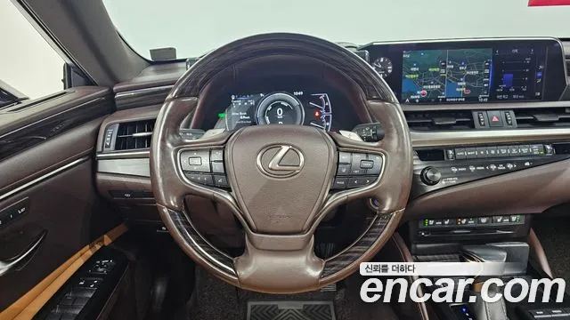 Lexus ES 2020 — фото 13