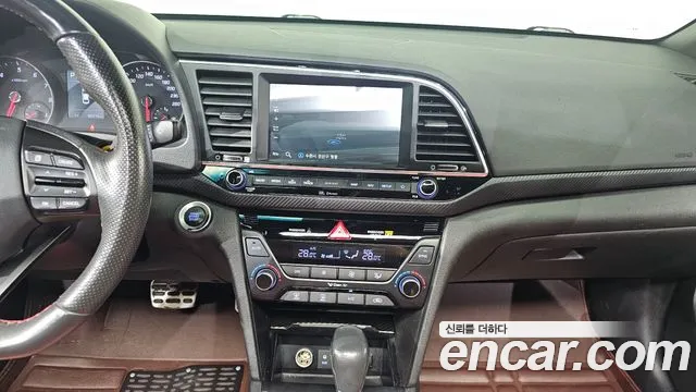 Hyundai AVANTE 2018 — фото 14